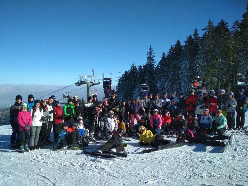 studenti na lyžích